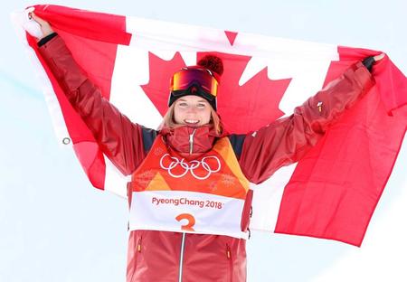 　カナダ国旗を掲げるキャシー・シャープ（共同）
