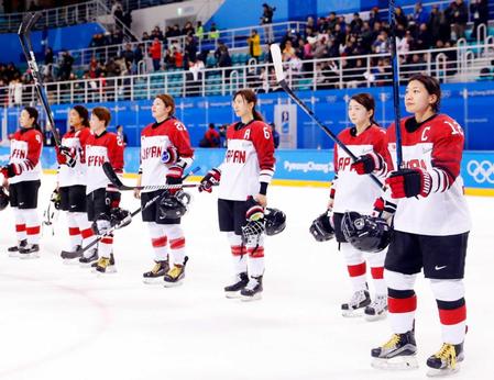 　スイスに敗れスタンドにあいさつする大沢（右端）ら日本（共同）
