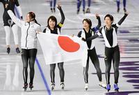 　平昌冬季五輪のスピードスケート女子団体追い抜きで金メダルを獲得し、日の丸を掲げリンクを一周する（左から）菊池、佐藤、高木菜、高木美＝21日、韓国・江陵（共同）