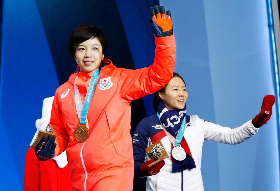 　平昌冬季五輪スピードスケート女子５００メートルの金メダルを胸に手を振る小平奈緒（左）と銀メダルの李相花（共同）