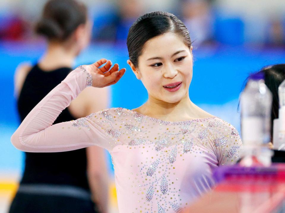 　公式練習で笑顔を見せる宮原知子（共同）