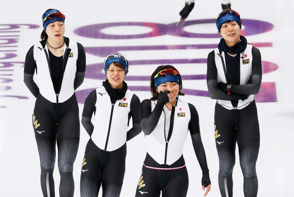 　スピードスケート女子団体追い抜きの練習で笑顔を見せる（左から）菊池、高木菜、佐藤、高木美（共同）