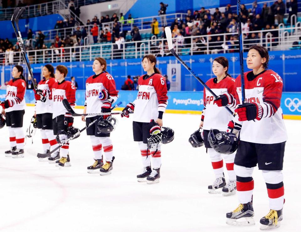 　スイスに敗れスタンドにあいさつする大沢（右端）ら日本（共同）