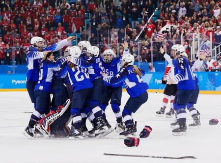 アイスホッケー女子でカナダを破り優勝を決め喜ぶ米国＝江陵（ＡＰ＝共同）