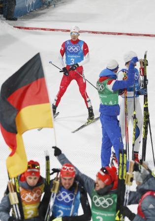 　団体　後半距離で４位でゴールしたアンカー渡部暁斗。手前は優勝のドイツチーム＝平昌（共同）