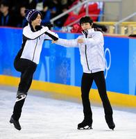 車俊煥（左）とともにアイスダンスの真似をする羽生結弦＝江陵