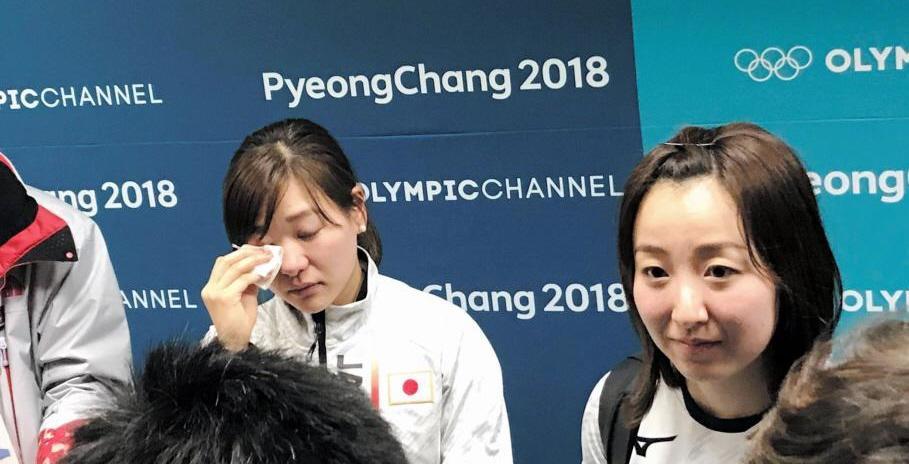 試合後、涙する吉田知那美（左）と、藤沢五月（右）＝江陵カーリングセンター