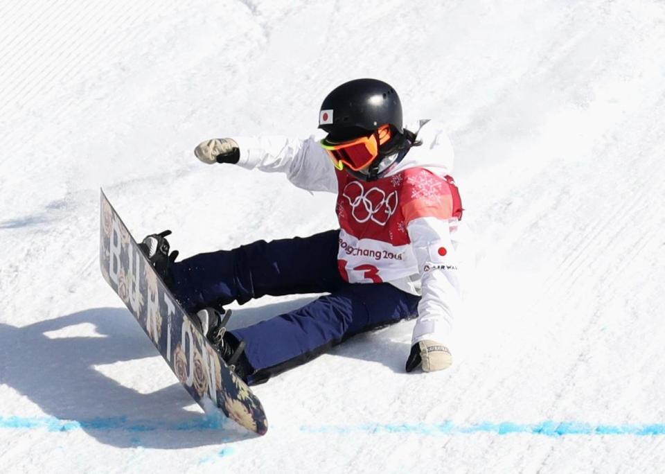 　女子ビッグエア決勝　３回目の演技の着地で尻もちをつく岩渕麗楽＝平昌（共同）