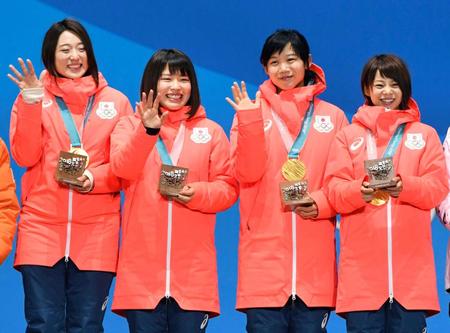 　メダル授与式で、金メダルを胸に笑顔の（左から）菊池彩花、佐藤綾乃、高木美帆、高木菜那（共同）