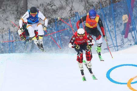 　女子スキークロスで優勝したカナダのケルシー・セルワ（手前）＝平昌（共同）
