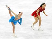 女子フリーを前に、公式練習で調整する宮原知子（左）と坂本花織＝江陵（共同）