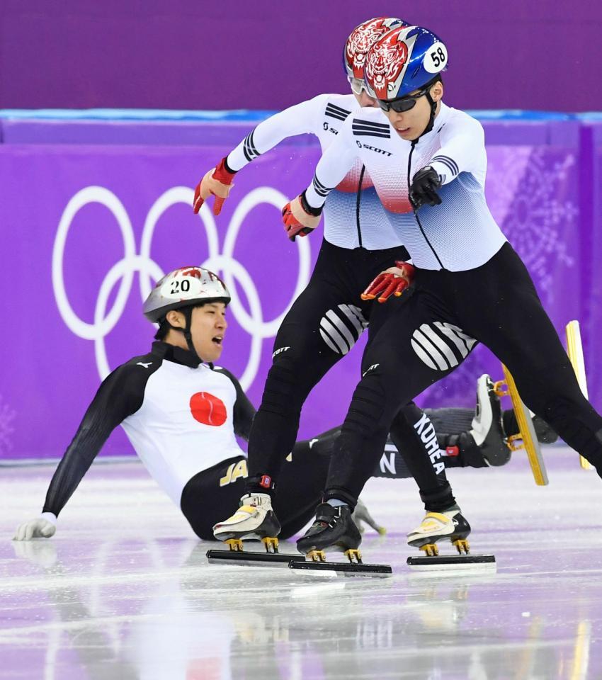 男子５００メートル準決勝　転倒した坂爪亮介（共同）