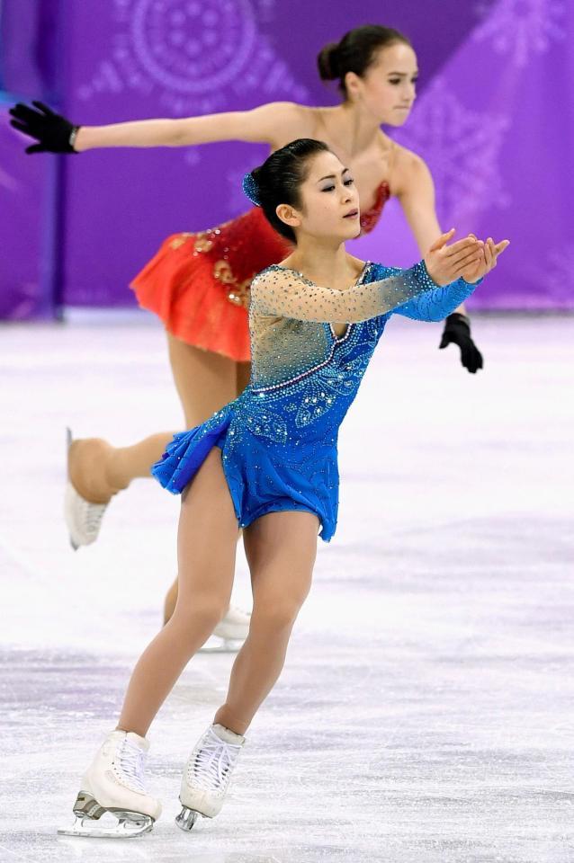 女子フリーを前に、公式練習で調整する宮原知子。奥はアリーナ・ザギトワ＝江陵（共同）