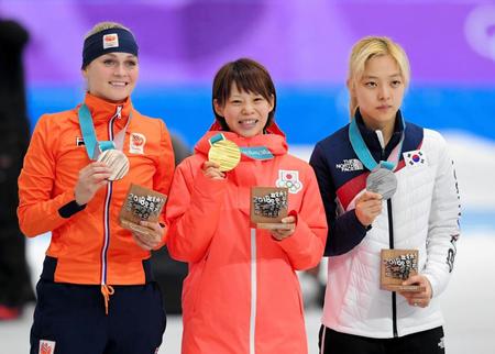 それぞれのメダルを手に笑顔を見せる（左から）銅のイレーネ・シャウテン、金の高木菜那、銀の金ボルム＝江陵（撮影・高部洋祐）