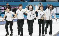 　平昌冬季五輪のカーリング女子で銅メダルを獲得し、スタンドの歓声に笑顔で応える（左から）吉田夕、吉田知、藤沢、鈴木、本橋（共同）