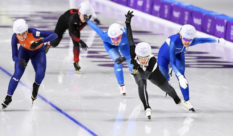 　ゴールに向かって力走する金メダルの高木菜那（右から２人目）。右は銀メダルの金ボルム（共同）