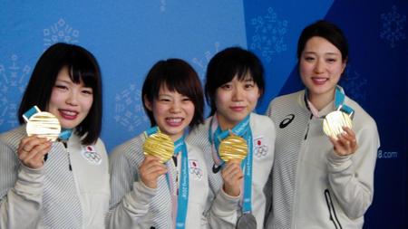 会見した左から佐藤、高木菜、高木美、菊池＝平昌