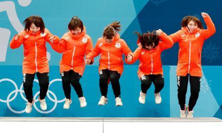 　カーリング女子のメダル授与式で表彰台に飛び乗る（左から）藤沢、吉田知、鈴木、吉田夕、本橋＝江陵（共同）