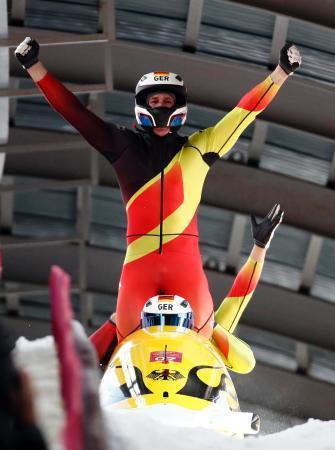 　ボブスレー男子４人乗り、優勝したドイツＢ＝２５日、平昌（ＡＰ＝共同）