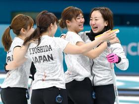 カーリング女子３位決定戦で英国に勝利して銅メダルを獲得し、抱き合って喜ぶ（右から）藤沢、吉田知ら＝江陵（共同）