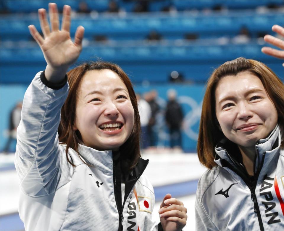 　カーリング女子で銅メダルを獲得し、笑顔で手を振る藤沢（左）と本橋（共同）