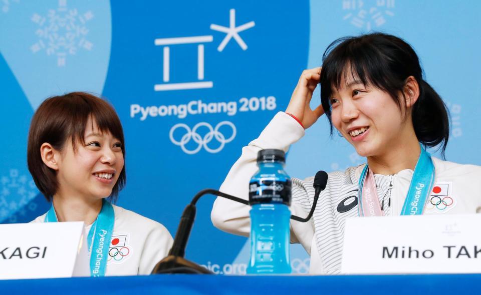 平昌五輪のメダリスト記者会見で、笑顔で質問に答えるスピードスケート女子の高木菜那選手（左）と高木美帆選手（共同）