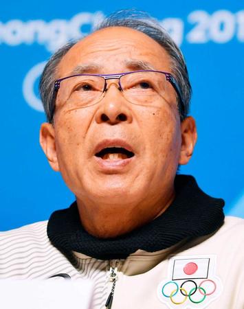 　記者会見する斎藤団長