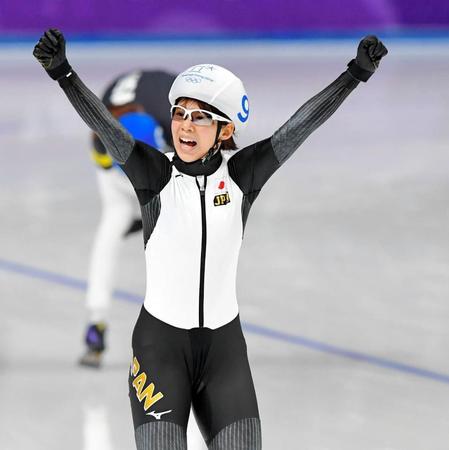 金メダルに輝き、力強くガッツポーズする高木菜那＝２４日