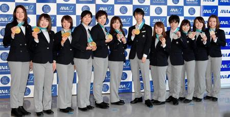 帰国しメダルを披露する（左から）菊池彩花、佐藤綾乃ら＝成田空港（撮影・三好信也）