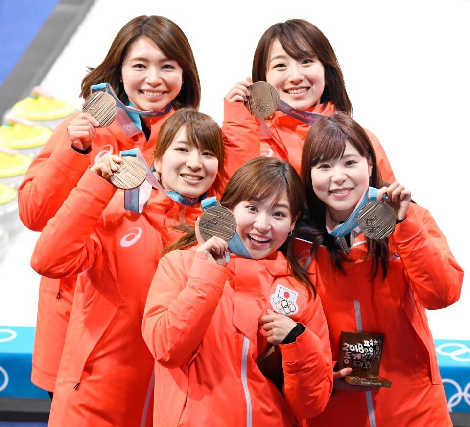 銅メダルを掲げ笑顔のカーリング女子日本代表。（左上から時計回りに）本橋、藤沢、吉田夕、吉田知、鈴木＝25日、韓国・江陵（共同）