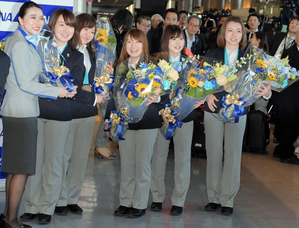 帰国した（左２人目から）藤沢五月、吉田知那美、鈴木夕湖、吉田夕梨花、本橋麻里＝成田空港（撮影・三好信也）