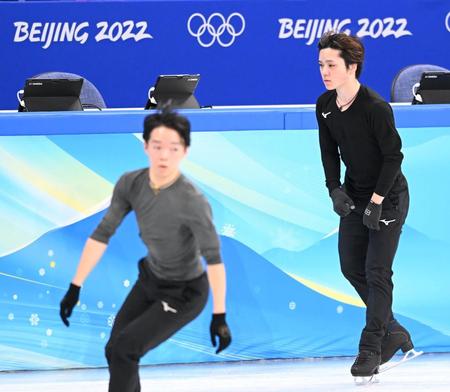 公式練習で調整を行った宇野昌磨。手前左は鍵山優真（撮影・堀内翔）