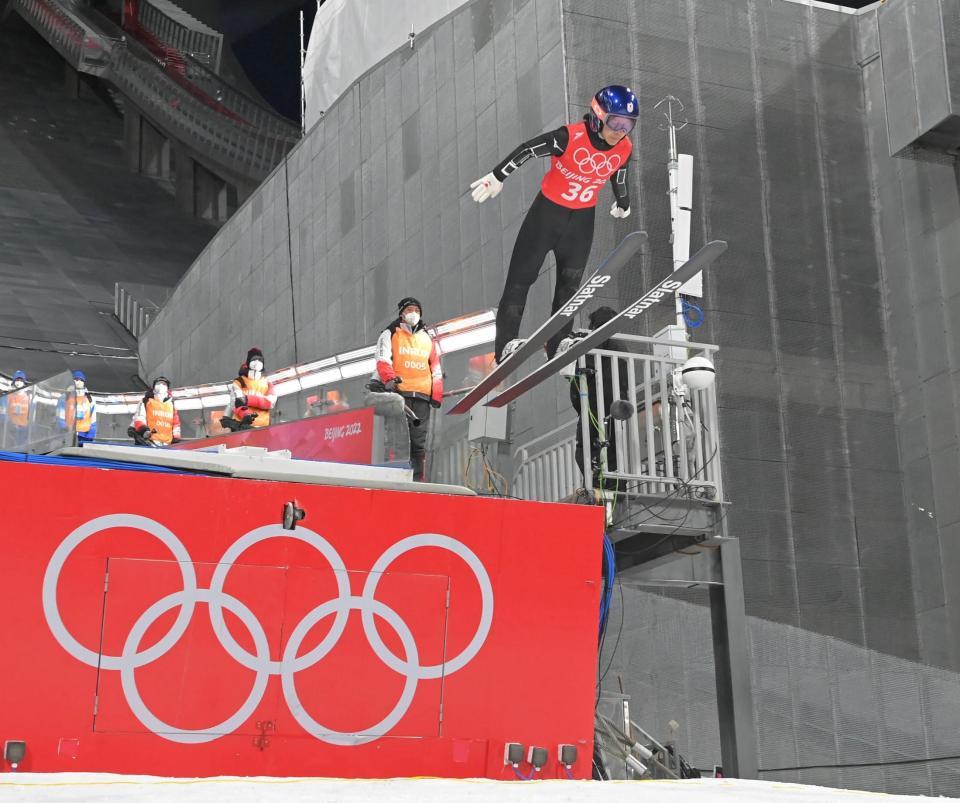 公式練習で跳躍する高梨沙羅（撮影・高部洋祐）