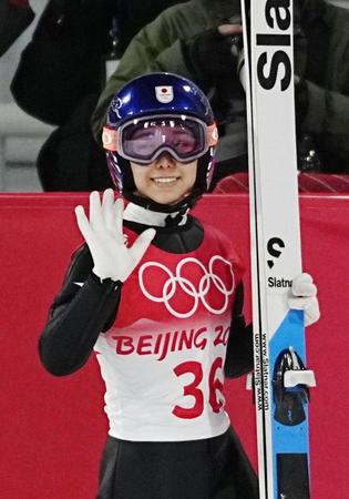 　１回目の飛躍を終えた高梨沙羅（共同）