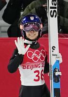 　１回目の飛躍を終えた高梨沙羅（共同）