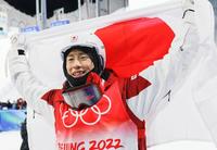 　銅メダル獲得を決め、日の丸を掲げて喜ぶ堀島行真