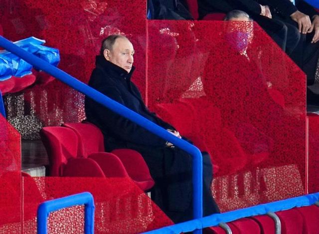 プーチン大統領が開会式で居眠り！？ ウクライナ行進時に目を閉じ話題