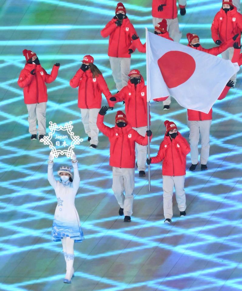 　北京五輪開会式に登場する日本。旗手は渡部暁斗（左）と郷亜里砂（撮影・堀内翔）