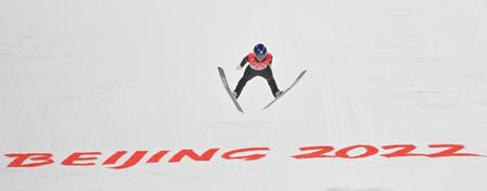 　飛躍する高梨沙羅（撮影・高部洋祐）