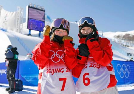 　女子スロープスタイルで決勝に進出した村瀬心椛（右）と岩渕麗楽