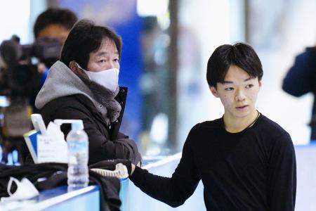 　父正和コーチ（左）と鍵山優真＝２０２１年１２月、中京大アイスアリーナ