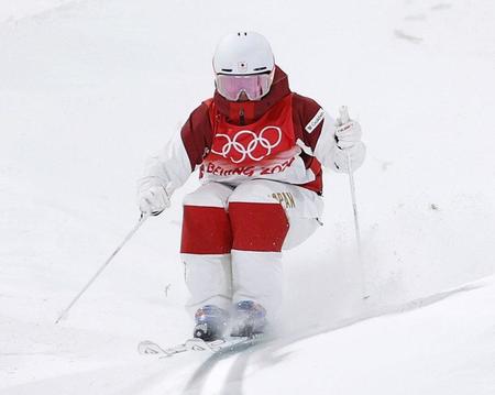 　女子モーグル決勝３回目、コブを攻める川村あんり