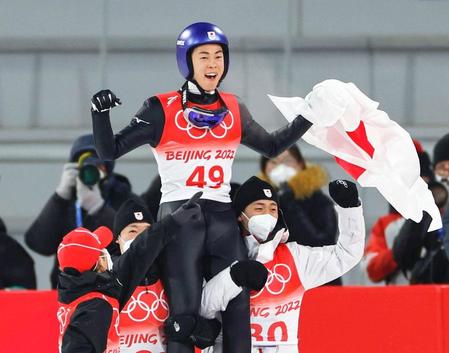 　個人ノーマルヒルで日本選手団第１号となる金メダルを獲得し、喜ぶ小林陵侑