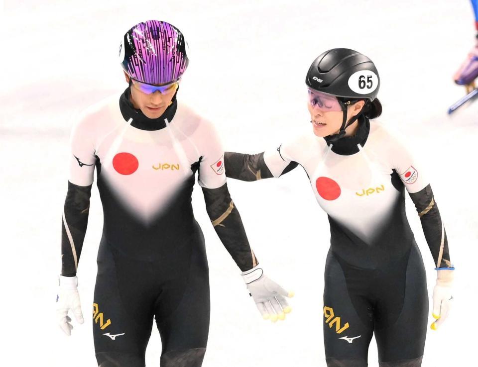 　混合リレー予選敗退となり肩を落とす吉永一貴（左）と菊池純礼