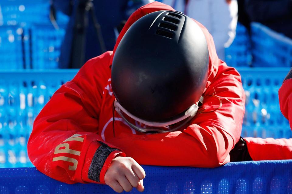 　女子スロープスタイル決勝３回目で転倒し、レース後にうなだれる村瀬心椛＝張家口（共同）