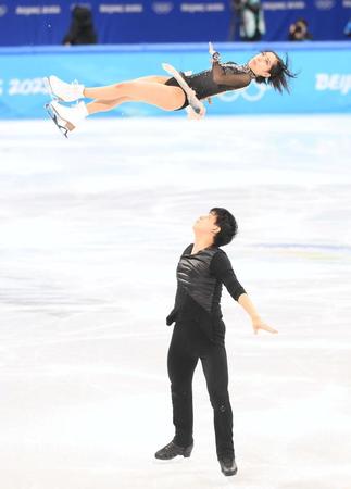 　フィギュアスケート団体戦ペアフリー三浦璃来、木原龍一組の演技（撮影・堀内翔）