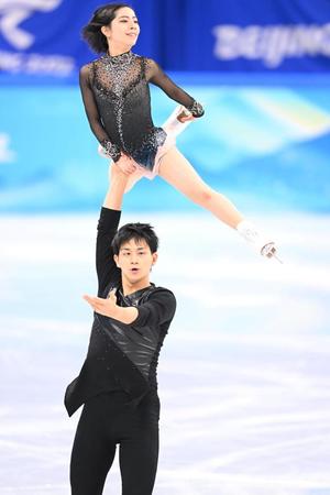 　フィギュアスケート団体戦ペアフリーを演技する三浦璃来、木原龍一組（撮影・堀内翔）