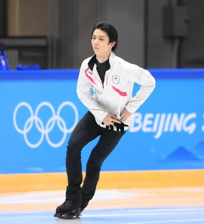 　調整する羽生結弦（撮影・堀内翔）