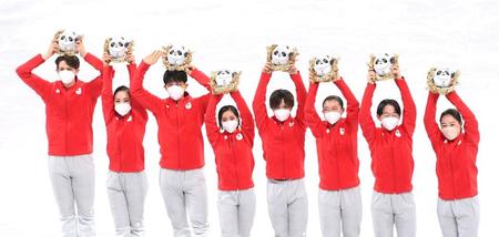 　フィギュアスケート団体戦３位となった（左から）小松原尊、小松原美里、木原龍一、三浦璃来、宇野昌磨、坂本花織、鍵山優真、樋口新葉（撮影・堀内翔）