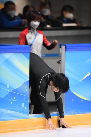 　リンクを後にする羽生結弦（撮影・堀内翔）